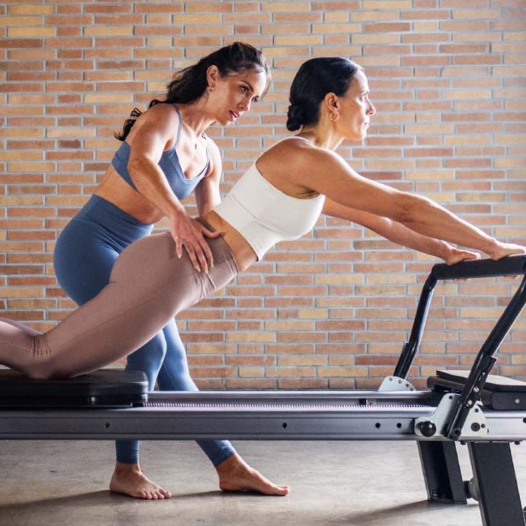 ピラティスリフォーマーでエクササイズする外国人講師